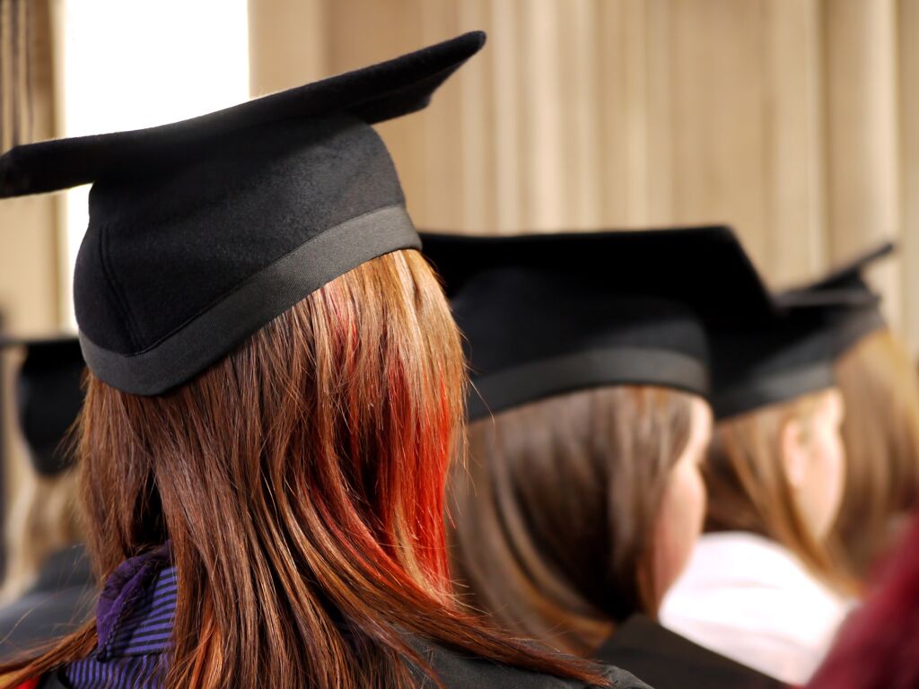 Étudiants sans diplôme qui attendent la remise de fin d’année