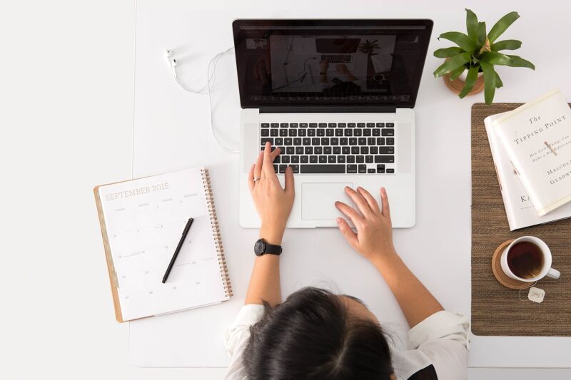 Femme qui recherche un emploi sur Internet avec un ordinateur Femme qui recherche un emploi sur Internet avec un ordinateur