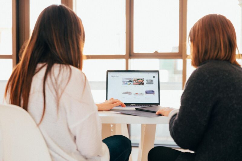 Deux femmes en recherche d’emploi dans une agence d’intérim Deux femmes en recherche d’emploi dans une agence d’intérim