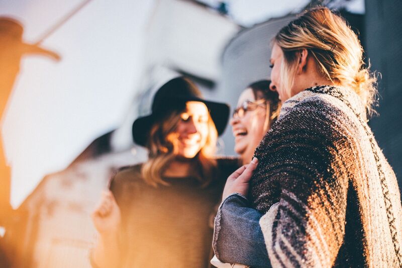 Groupe d’amies qui parlent d’emplois Groupe d’amies qui parlent d’emplois