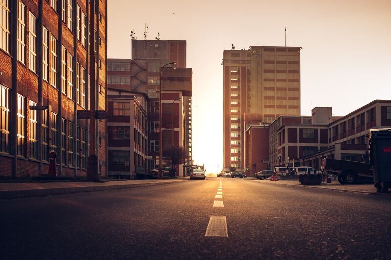 Matin qui se lève sur une ville où le travail commence Matin qui se lève sur une ville où le travail commence